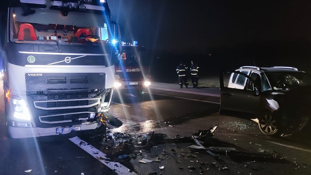 Pri dopravnej nehode neďaleko Bernolákova zomrel vodič osobného auta, narazil do nákladného vozidla