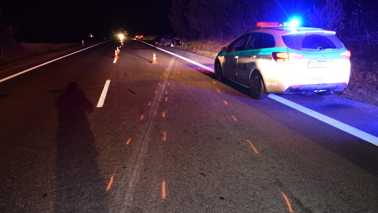 Iba 14-ročný vodič spôsobil vážnu dopravnú nehodu. Stratil kontrolu a auto otočil na strechu