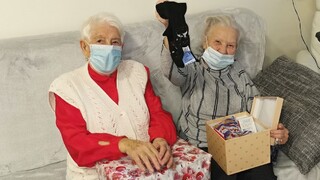 Seniori dostali balíčky plné lásky. Cieľom zbierky je zmierniť ich osamelosť počas sviatkov