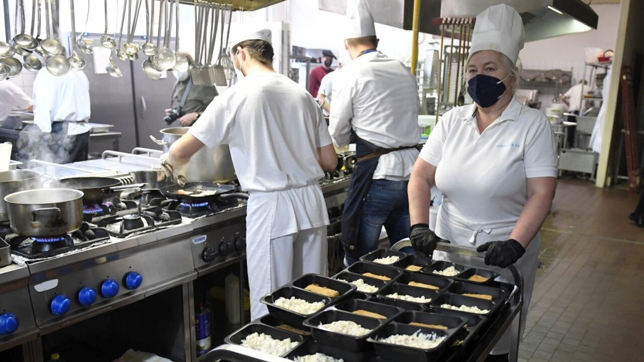 Kuchári bez hraníc pripravili sviatočné menu pre seniorov. Pomáhali im aj študenti