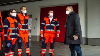 Predseda parlamentu doniesol záchranárom kapustnicu. Poďakoval im za ich prácu