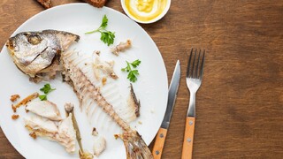 Zaseknutá rybia kostička v hrdle povolí po olivovom oleji či krajci chleba. Ako ju ešte dostať do žalúdka?