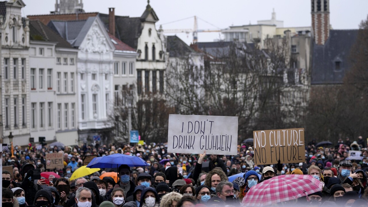 Tisícky ľudí v Bruseli protestovali proti novým protipandemickým opatreniam