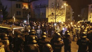 V Nemecku proti sprísneniu opatrení protestovali v uliciach tisíce ľudí