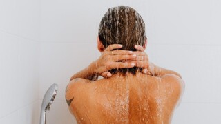 Sprchové zlozvyky: Pozor na frekvenciu umývania, teplotu vody i špongie na telo