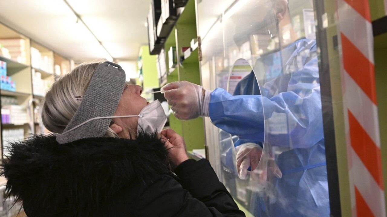 Vírus sa šíri bezprecedentnou rýchlosťou, za uplynulý týždeň svet zaznamenal rekordný počet prípadov covidu