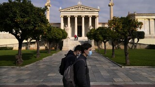 Omikron už dominuje aj v Grécku. V snahe chrániť sa zakázali aj hudbu v baroch