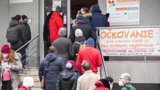 Vo vakcinačných centrách po celom Slovensku naďalej prebieha očkovanie bez registrácie