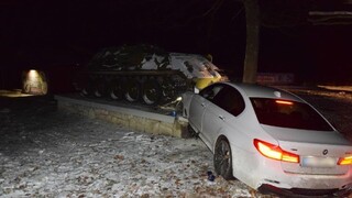 Zrážka auta so sovietskym tankom či uväznený zlodej v predajni. Polícia vybrala najkurióznejšie prípady roka