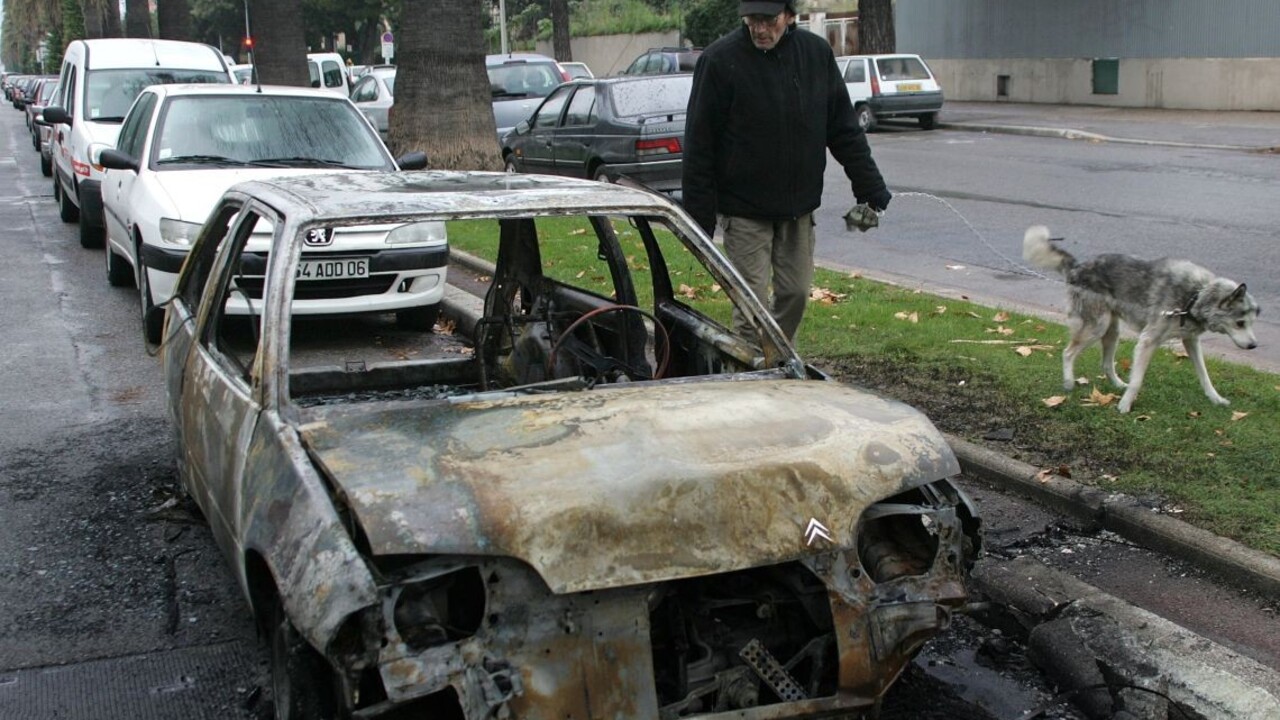 Silvester poznačili aj výtržnosti. Vo Francúzsku podpálili stovky áut