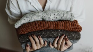 Zbavte sa žmolkov na oblečení: Poslúži vám pemza alebo holiaci strojček