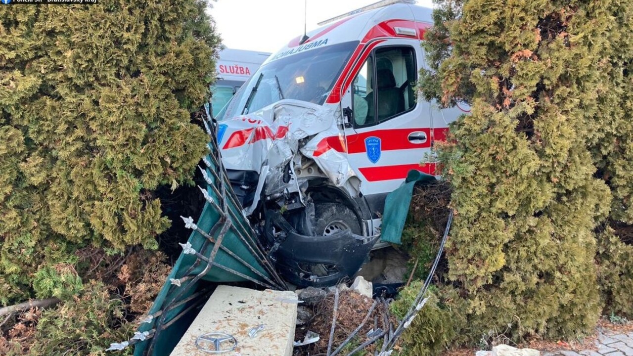 Sanitka po zrážke s osobným autom skončila v plote. Škoda bola vyčíslená až na 100-tisíc eur