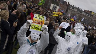 V Amsterdame protestovali proti pandemickým opatreniam tisíce ľudí. Polícia musela tvrdo zasiahnuť