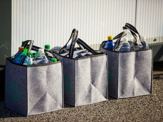 Francúzsko chce zaviesť molekulárne recyklovanie plastov. Podľa odborníkov je to kľúčové riešenie