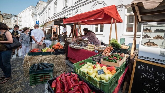 Bratislava Dobrý trh zelenina ľudia 1140 px (SITA/Monika Zaťková)
