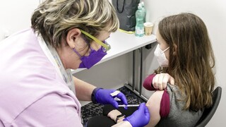 Bratislavský kraj začal očkovať deti vo veku od päť do jedenásť rokov, lekári im odporúčajú pokojový režim