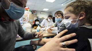 Počty hospitalizovaných detí s covidom prekonali rekordy, rezort zdravotníctva odporúča očkovanie