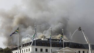 Komplex parlamentu v Kapskom Meste hasiči opustili až štyri dni po požiari. Na rade sú policajní vyšetrovatelia