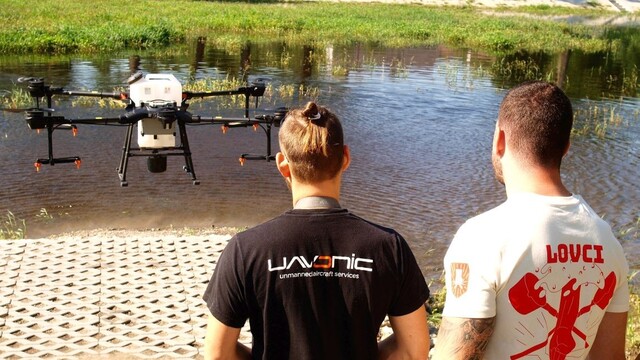 Dronom si proti larvám komárov v lete pomohli aj na Slovensku v Devínskej Novej Vsi.