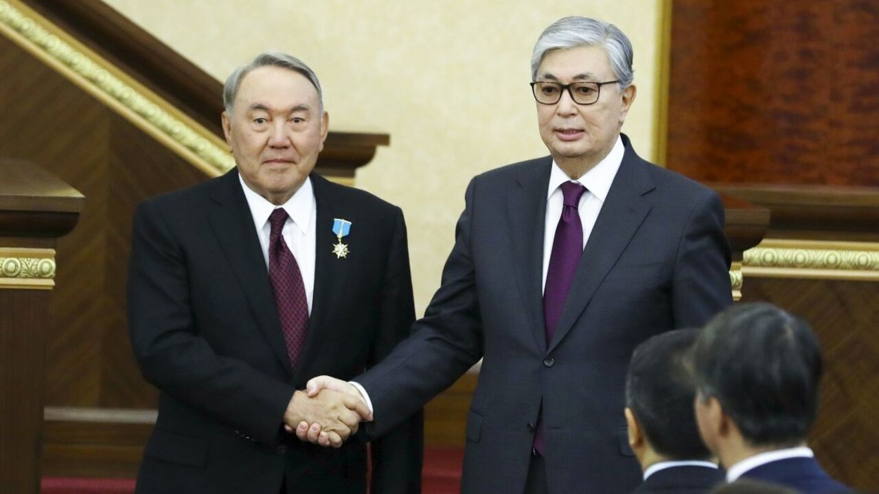 Exprezident Kazachstanu má byť stále v krajine. S Tokajevom je v priamom kontakte