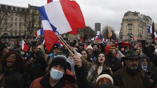 Macron ich naštval. V sobotu protestovali po celom Francúzsku desaťtisíce ľudí proti obmedzeniam pre neočkovaných