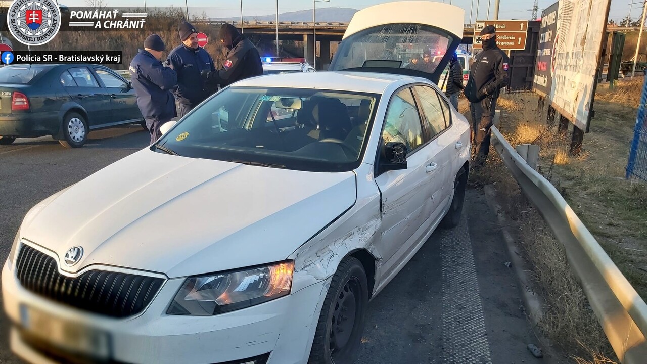 Policajti zažili rušné ráno, auto s migrantmi prenasledovali z Maďarska až na Slovensko