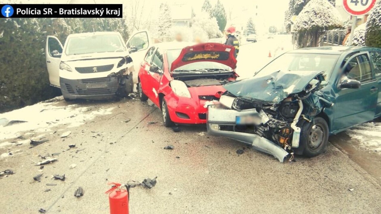 Polícia vyšetruje okolnosti dopravnej nehody. Vodičke namerali päť promile