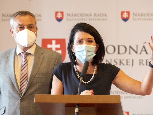 O kratšej karanténe sa diskutuje aj na Slovensku. Omikron môže paralyzovať služby, varuje Cigániková