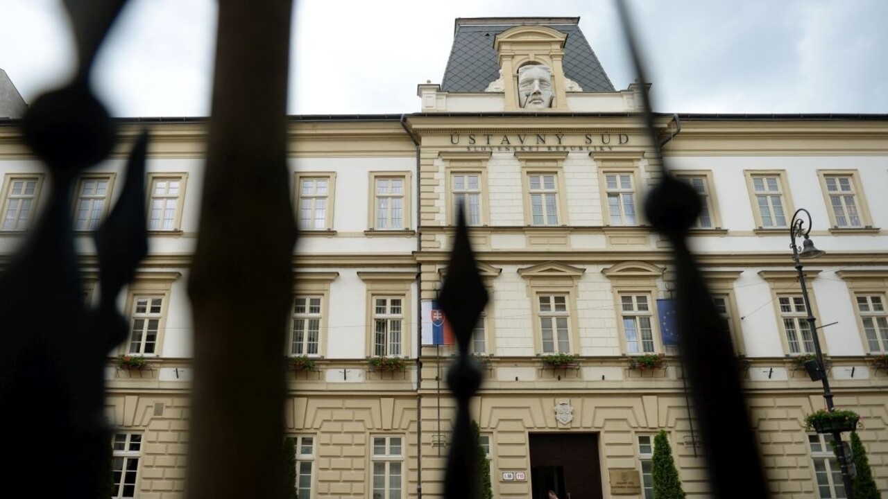 Ústavný súd môže rozhodnúť o ústavnosti medzinárodných zmlúv. Nemôže však konať sám od seba