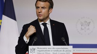 Macron kritizuje šíriteľov dezinformácií na internete. Postavil by som ich pred súd, vyhlásil
