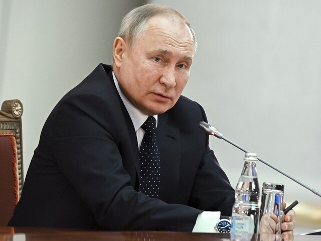Putin nariadil vyslanie vojakov na východ Ukrajiny