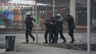 Kazachstan zadržal pre nepokoje ďalších ľudí. V putách ich skončilo už viac ako 12-tisíc