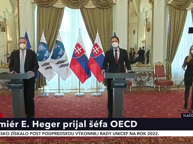 Heger privítal na Slovensku tajomníka OECD. Ten Slovákov vyzýva na očkovanie