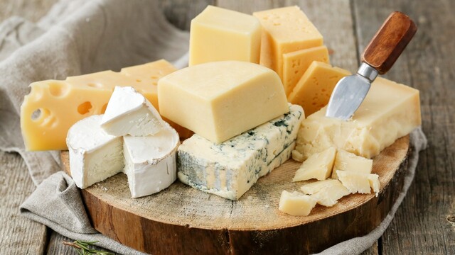 Odborníci varujú pred konzumáciou syra každý deň