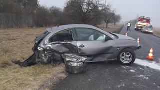 Po nehode vystúpil z auta, zachytilo ho však ďalšie. Vodič utrpel ťažké zranenia
