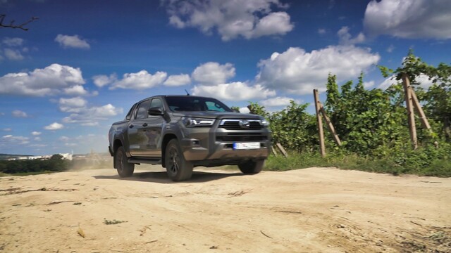Auto už nie len pre chlapa. Nová Toyota Hilux prekvapí nielen v teréne