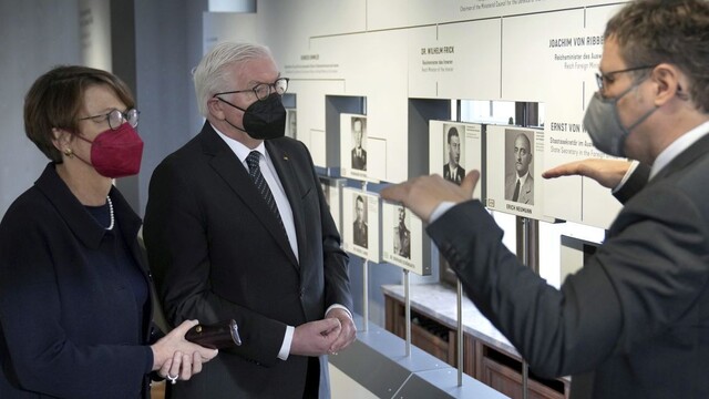 Frank-Walter Steinmeier, jeho manželka Elke Büdenbenderová a Matthias Hass počas prehliadky stálej expozície s názvom Porada pri Wannsee.