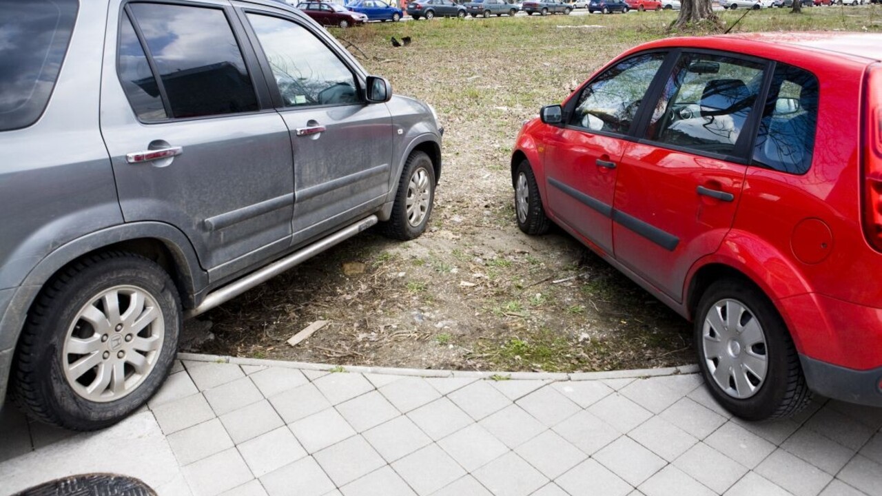 Parkovanie na chodníkoch malo skončiť v marci. Bratislava však žiada odklad