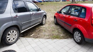 Parkovanie na chodníkoch malo skončiť v marci. Bratislava však žiada odklad