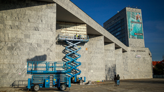V okolí Istropolisu pribudlo oplotenie, robotníci už začali s prvým búraním