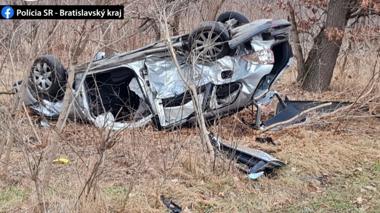 Pri tragickej nehode sa zrazili tri autá, jedno skončilo na streche. Cesta medzi Kostolišťom a Jakubovom je neprejazdná