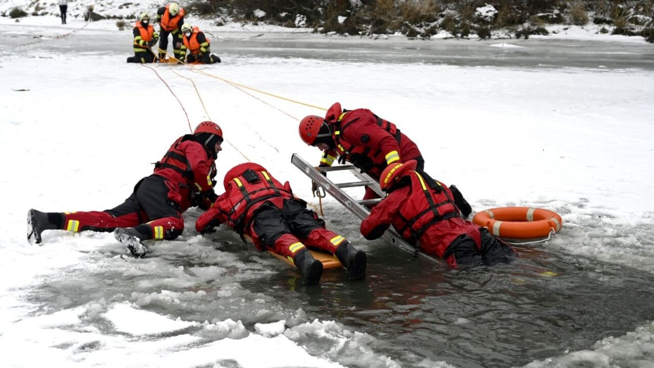 FOTO: Čo ak sa pod vami preborí ľad? S týmito radami máte väčšiu šancu na záchranu