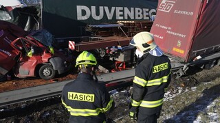 FOTO: Diaľnicu D5 pri českom Žebráku zablokovala hromadná nehoda približne štyridsiatich áut