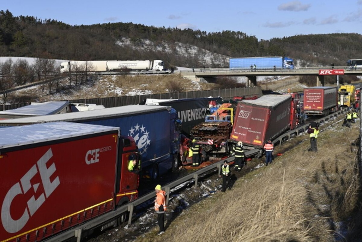 Hromadná dopravná nehoda na D5