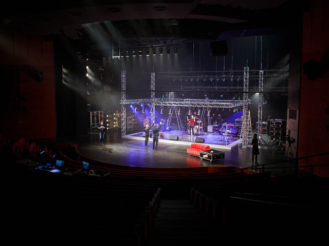 TB do SND - premiera inscenácie Stouni