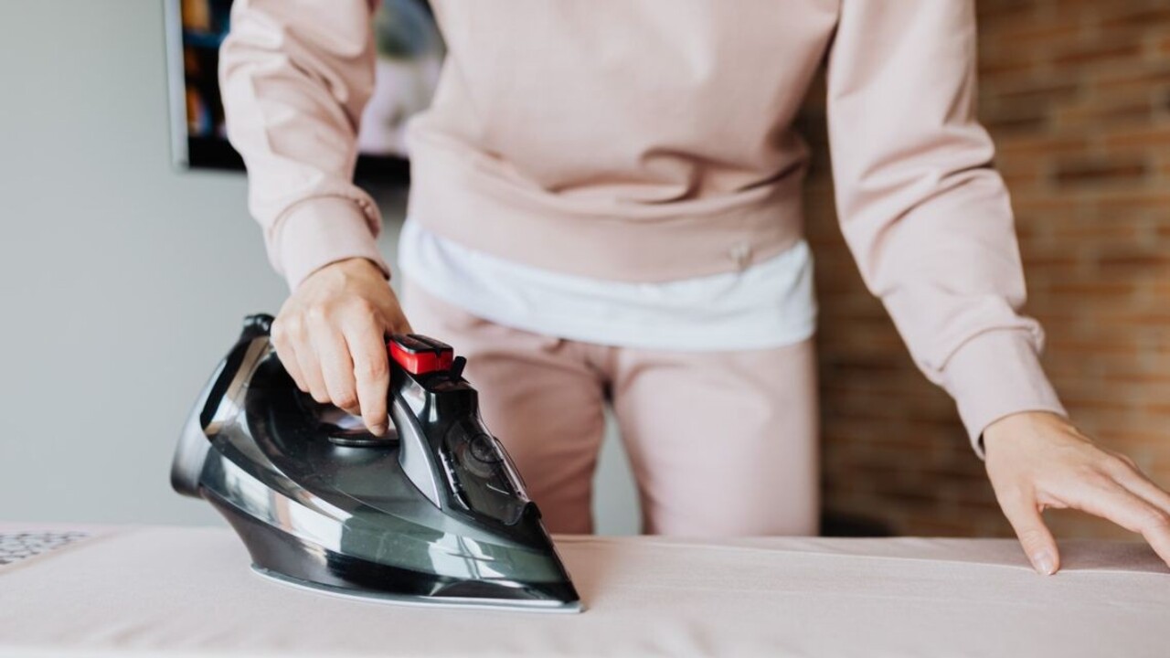 Robte to ako profesionálky: Týchto chýb sa ženy pri žehlení dopúšťajú najčastejšie