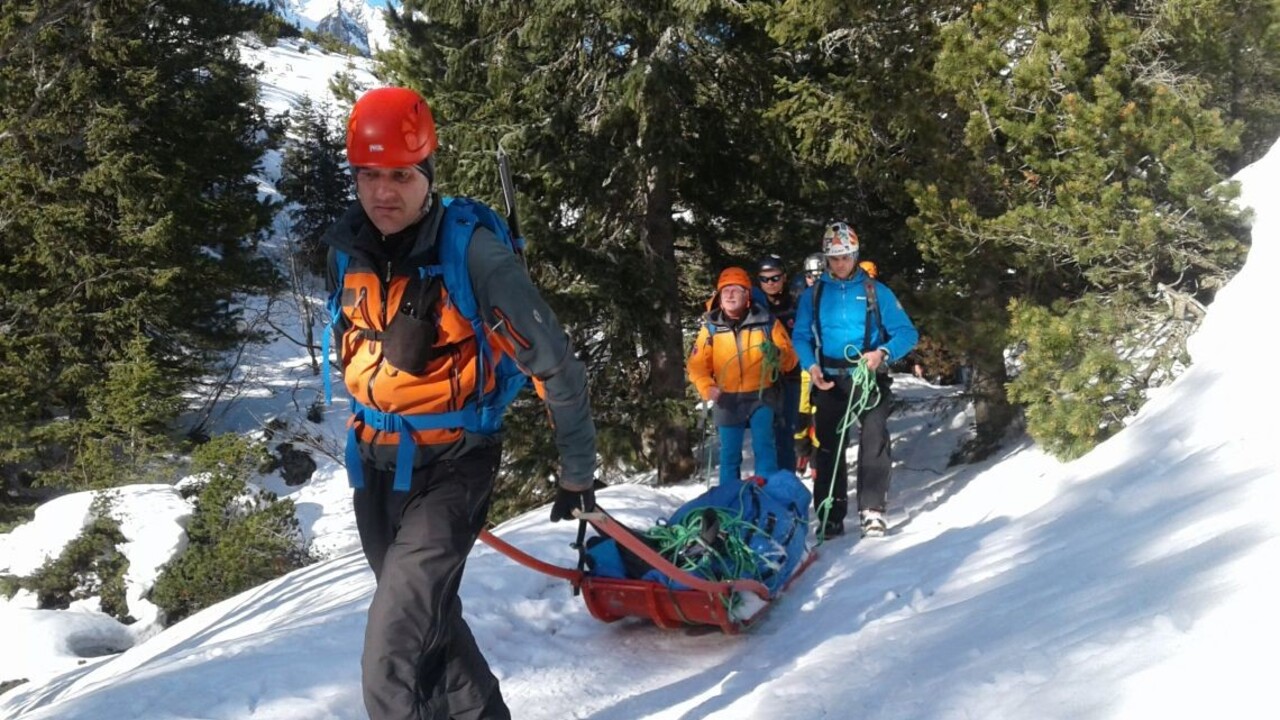 Záchranári pomáhali lyžiarovi pod Orlovou, pri páde si zranil chrbticu a panvu