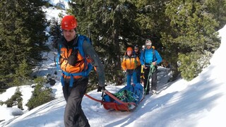 Záchranári pomáhali lyžiarovi pod Orlovou, pri páde si zranil chrbticu a panvu