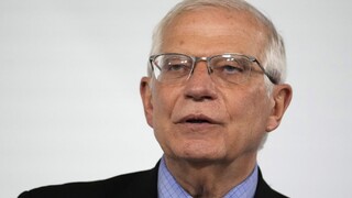 Európska únia zatiaľ nebude sťahovať rodiny diplomatov z Ukrajiny, uviedol šéf diplomacie Borrell