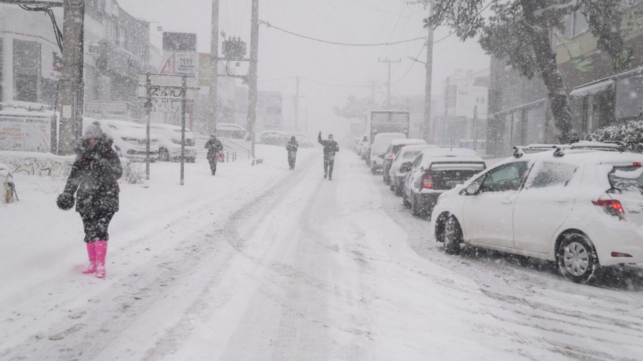 Úrady vyzvali ľudí, aby nevychádzali z domu. Grécko zasiahlo silné sneženie